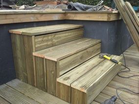 Hardhouten trap bij vlonder