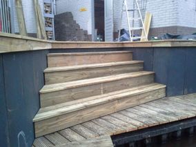 Trap bij vlonder hardhout